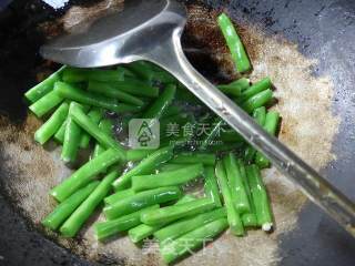 花生米炒梅豆的做法步骤：4