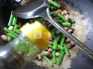 花生米炒梅豆的做法步骤：6