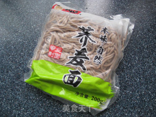 鲜虾荞麦凉面的做法步骤：1