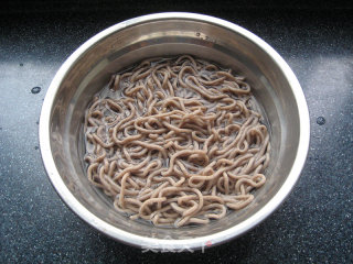 鲜虾荞麦凉面的做法步骤：2