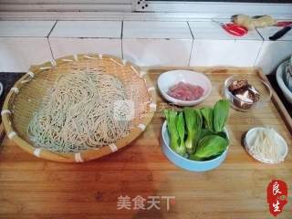 中点传奇—青菜肉丝面的做法步骤：1