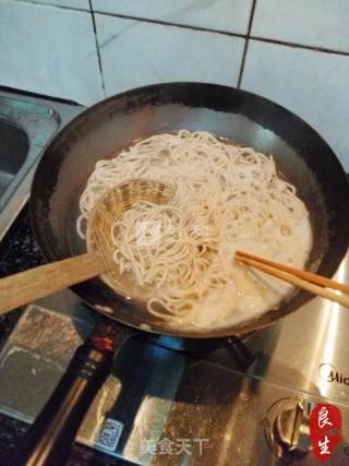 中点传奇—青菜肉丝面的做法步骤：2