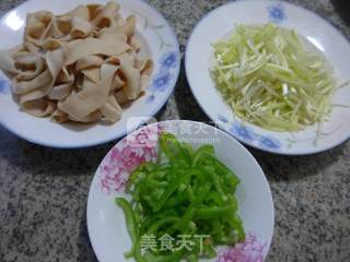 尖椒韭菜芽炒鹅肠的做法步骤：1