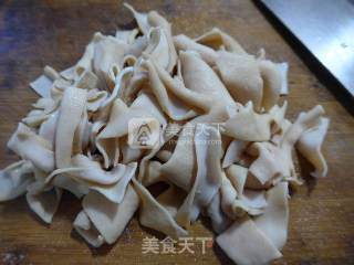 尖椒韭菜芽炒鹅肠的做法步骤：2