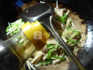 尖椒韭菜芽炒鹅肠的做法步骤：6