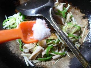 尖椒韭菜芽炒鹅肠的做法步骤：7