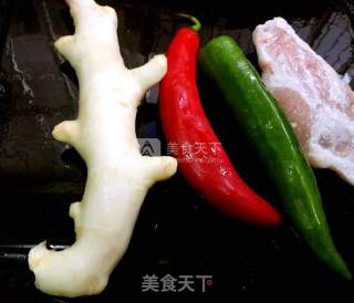 青红椒子姜肉丝的做法步骤：1