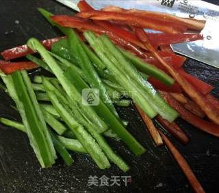 青红椒子姜肉丝的做法步骤：4