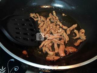 青红椒子姜肉丝的做法步骤：6