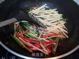 青红椒子姜肉丝的做法步骤：7