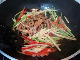 青红椒子姜肉丝的做法步骤：9