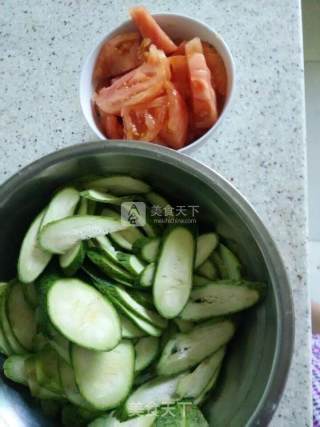 红汤绿叶~丝瓜炒番茄的做法步骤：1