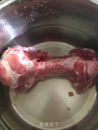 双椒剔骨肉的做法步骤：1