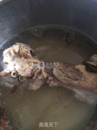 双椒剔骨肉的做法步骤：2