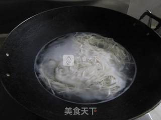 鸡丝凉面的做法步骤：1