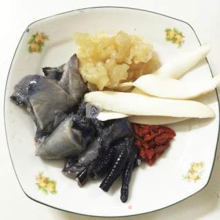 淮山枸杞炖花胶乌鸡汤面的做法步骤：1