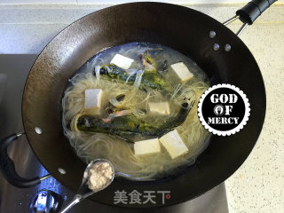 秋季美容养生药膳黄颡鱼枸杞汤面的做法步骤：7