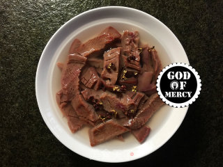 节日餐桌的必备菜爆炒腰花的做法步骤：7
