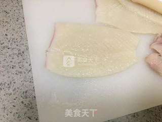 辣炒鱿鱼卷的做法步骤：1