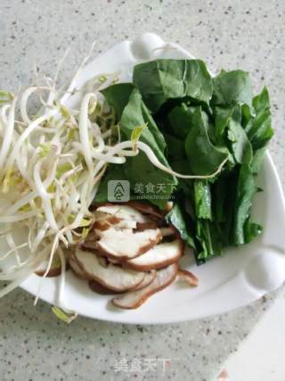 香菇菠菜牛汤面的做法步骤：1