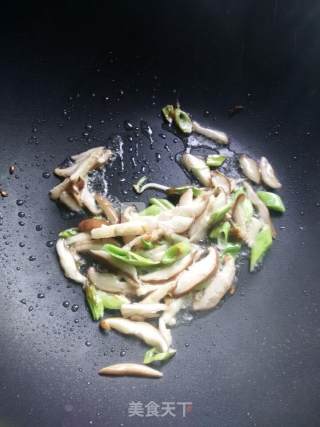 香菇菠菜牛汤面的做法步骤：3