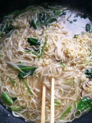 香菇菠菜牛汤面的做法步骤：7