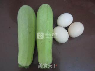 西葫芦炒鸡蛋的做法步骤：1