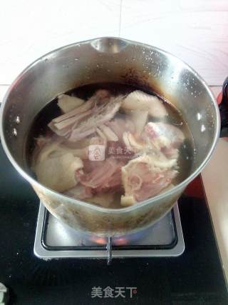 鲜笋胡萝卜老鸭汤的做法步骤：2