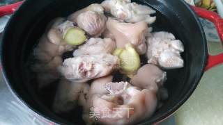 清炖猪脚汤的做法步骤：4