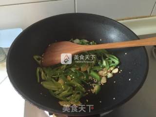 辣椒炒墨鱼干的做法步骤：3