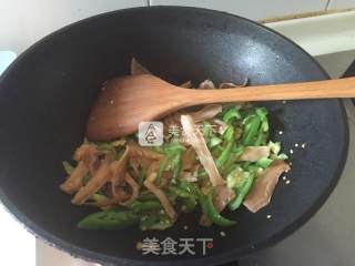 辣椒炒墨鱼干的做法步骤：4