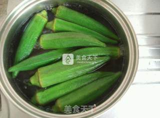 蒜蓉虾酱秋葵的做法步骤：2