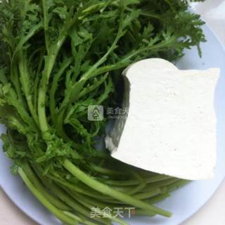 茼蒿豆腐的做法步骤：1