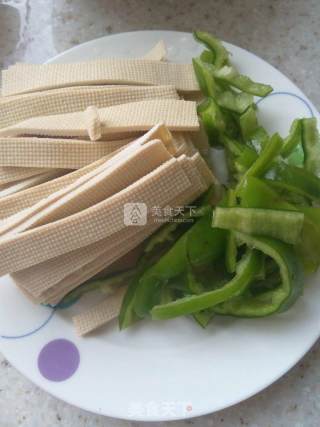 蚝油草菇豆皮的做法步骤：2