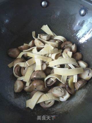 蚝油草菇豆皮的做法步骤：4