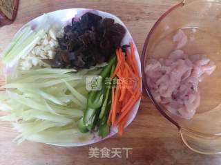 鱼香肉丝的做法步骤：1