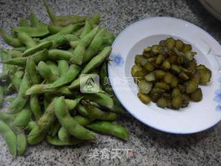 酱瓜炒毛豆的做法步骤：1
