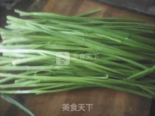 炒锅韭菜的做法步骤：1