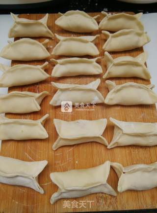 榨菜鲜肉锅贴的做法步骤：12