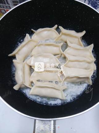 榨菜鲜肉锅贴的做法步骤：14