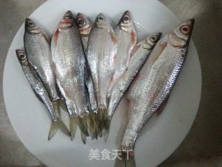 香煎小河鱼，煎鱼不粘不散有窍门的做法步骤：1