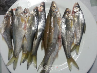 香煎小河鱼，煎鱼不粘不散有窍门的做法步骤：2