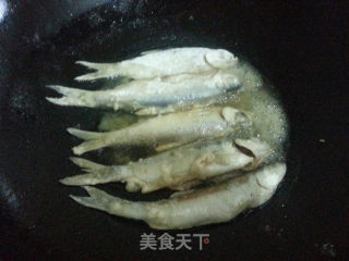 香煎小河鱼，煎鱼不粘不散有窍门的做法步骤：6