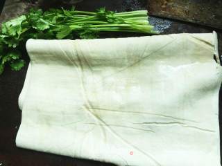香菜豆腐皮卷的做法步骤：1