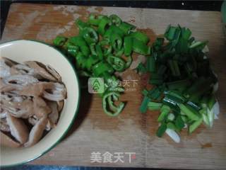 蒜香肥肠的做法步骤：2