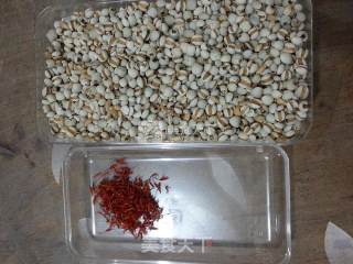 薏仁红花茶的做法步骤：1