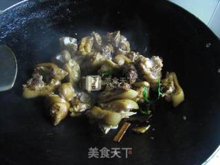 猪手烧花生的做法步骤：7