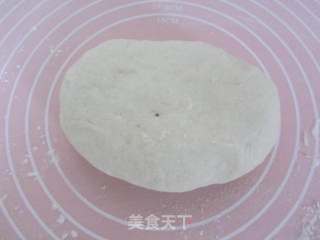 腊肠披萨的做法步骤：1