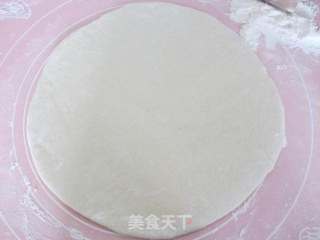 腊肠披萨的做法步骤：4