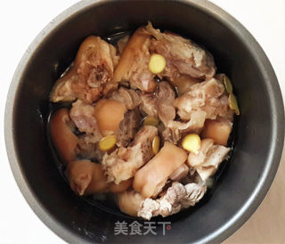老干妈猪蹄的做法步骤：1